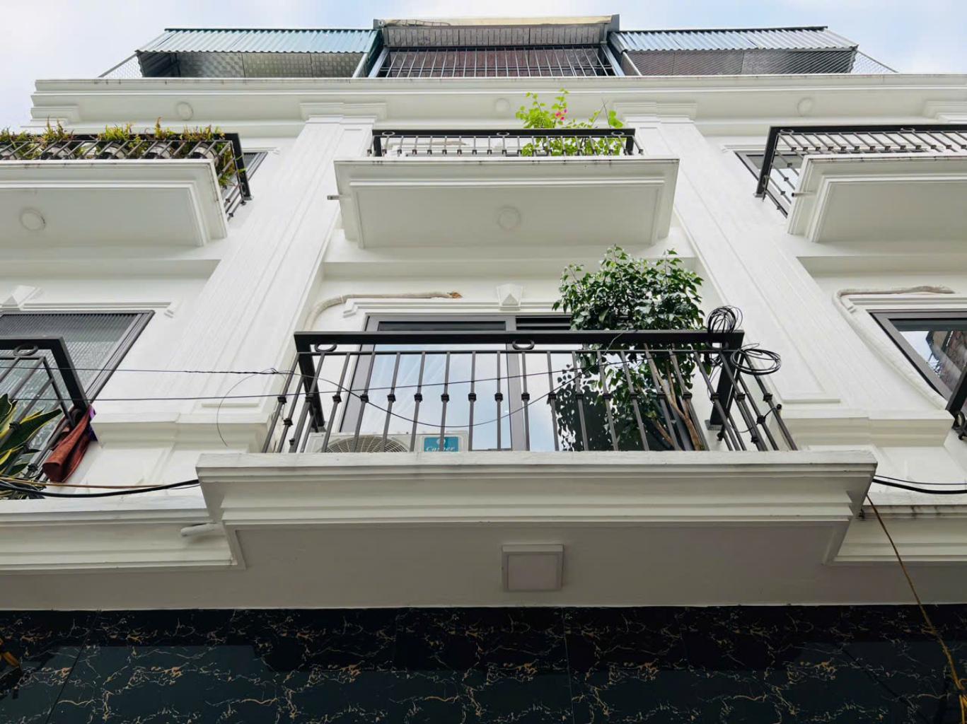 Bán nhà đông la nhà đẹp ở ngay 42m2. 4,75 tỉ