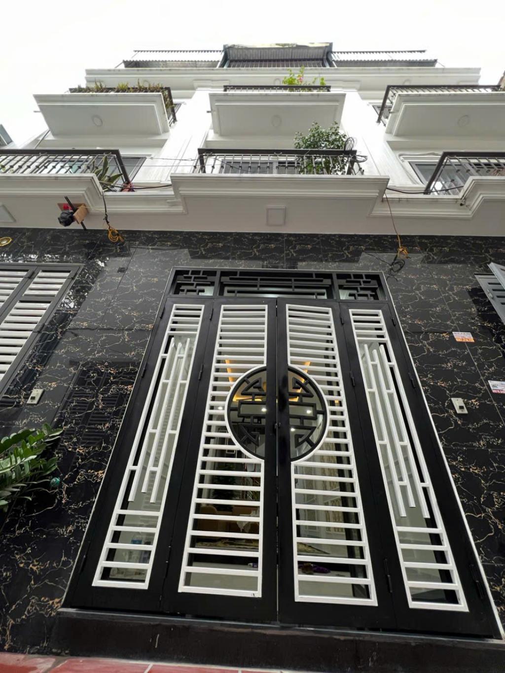 Bán nhà đông la nhà đẹp ở ngay 42m2. 4,75 tỉ