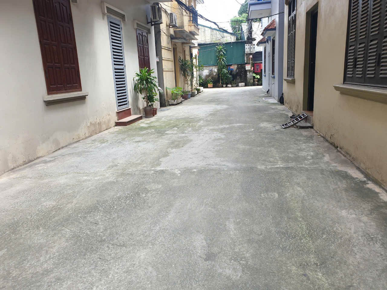 SIÊU SIÊU. HIẾM. NHÀ C4 LÔ GÓC 3 THOÁNG, Ô TÔ 7 CHỖ VÀO - TRÁNH NHAU, KHU TRUNG TÂM, GÍA MỀM