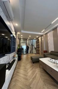 BÁN NHÀ NGÔ GIA TỰ LONG BIÊN, 7 TẦNG, GA RA, THANG MÁY, KINH DOANH, LÔ GÓC