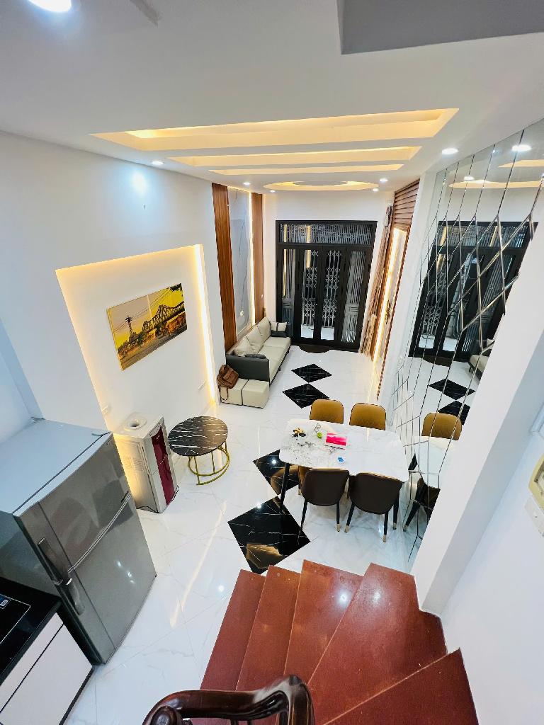 Bán nhà gần công viên Cầu Giấy, 100m ra ô tô tránh, bãi đỗ xe, 5 tầng, 7 tỷ 300