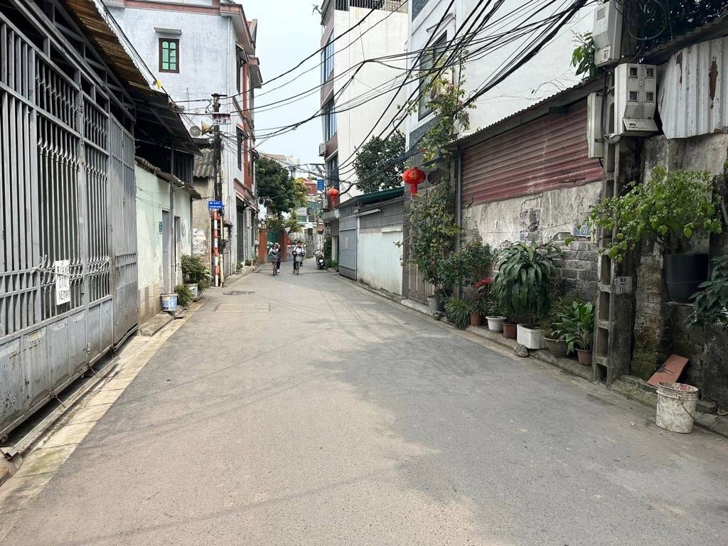 CHỈ 3 TỶ100 CÓ NGAY NHÀ Ở TRUNG TÂM MỸ ĐÌNH-DÂN XÂY-3 TẦNG-NGÕ 3 GÁC, 50M RA PHỐ.