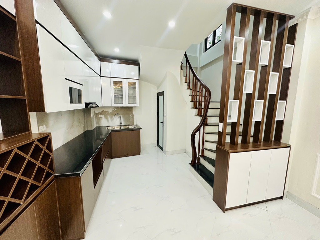 NHÀ 5 TẦNG – ĐỨC THẮNG – LÔ GÓC, SÁNG THOÁNG- NGÕ BA GÁC TRÁNH – CHỈ VIỆC VỀ Ở.