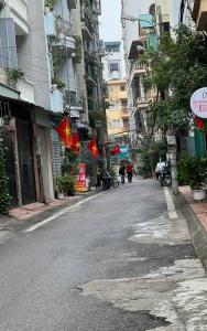 BÁN NHÀ RIÊNG - Phố Trần Cung – LÔ GÓC, 2 THOÁNG- GẦN PHỐ.