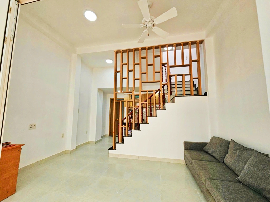 Nhà 2 tầng 3PN,4WC - ngay siêu thị Go! Dĩ An, hẻm xe hơi.Nhà mới vào ở ngay