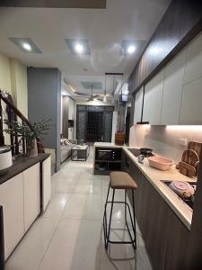 B.Á.N nhà lô góc 5 tầng, 10m ra đường ô tô Yên Nghĩa, nhà đẹp
