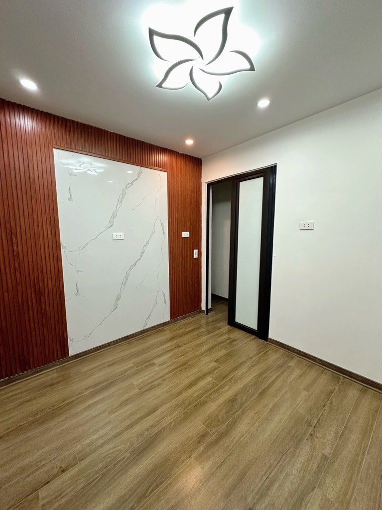 TT Thành Công, ô tô đỗ chân cầu thang, nội thất mới