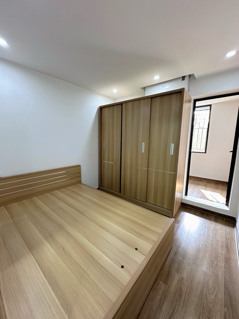 TT Thành Công, ô tô đỗ chân cầu thang, nội thất mới