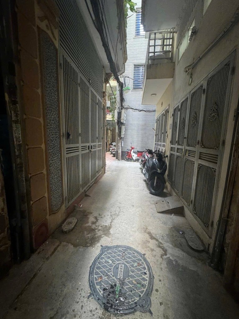 (LẠC LONG QUÂN) nhà KCBT chắc chắn, vài bước ra ô tô