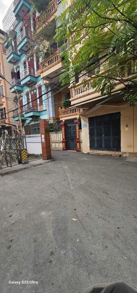 (LẠC LONG QUÂN) nhà KCBT chắc chắn, vài bước ra ô tô