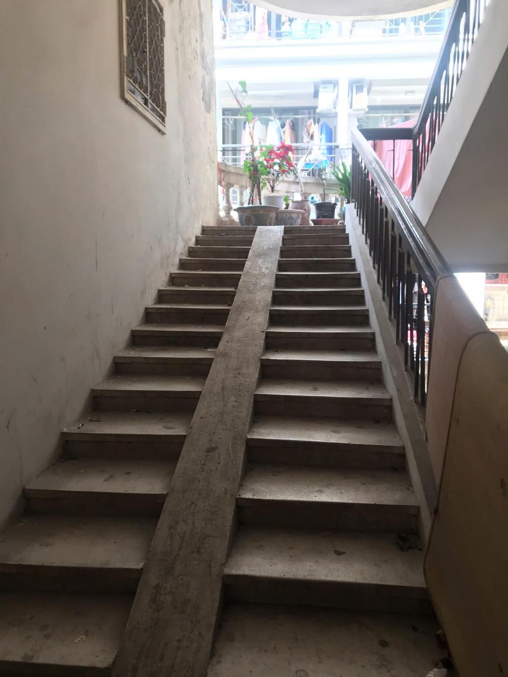 CÁCH MẶT PHỐ NGUYỄN LƯƠNG BẰNG 30M - Ô TÔ ĐỖ CHÂN CẦU THANG - TẬP THỂ 70M2, 3 NGỦ, 2VỆ SINH - NHÀ THIẾT KẾ HIỆN ĐẠI