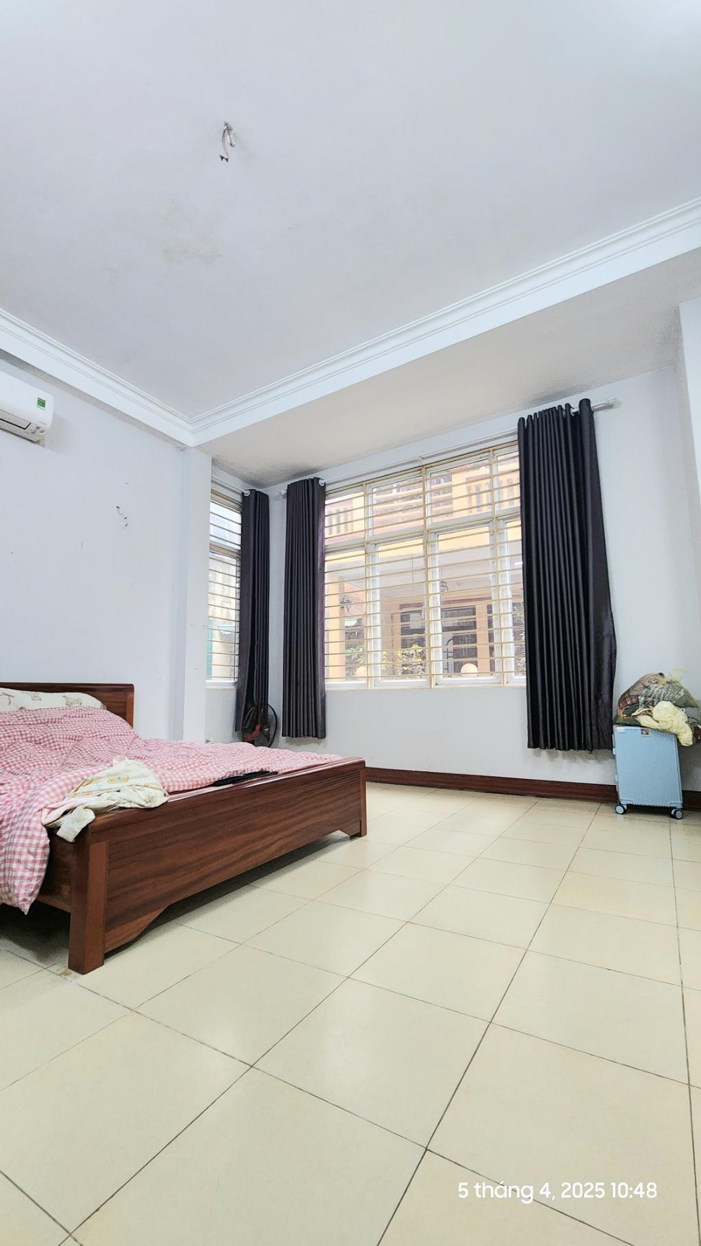 Mặt ngõ VĂN CHƯƠNG, mặt tiền rộng, kinh doanh sầm uất, gần măt phố