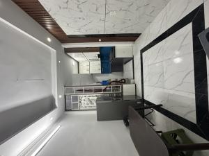 Nhà mới 5 tầng ngõ Hoàng Hoa Thám thông Đội Cấn