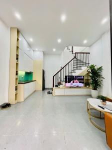 MẶT NGÕ KINH DOANH - MẶT TIỀN RỘNG - FULL NỘI THẤT XỊN - 20M RA Ô TÔ TRÁNH - ĐẦY ĐỦ GIẤY PHÉP XÂY DỰNG.