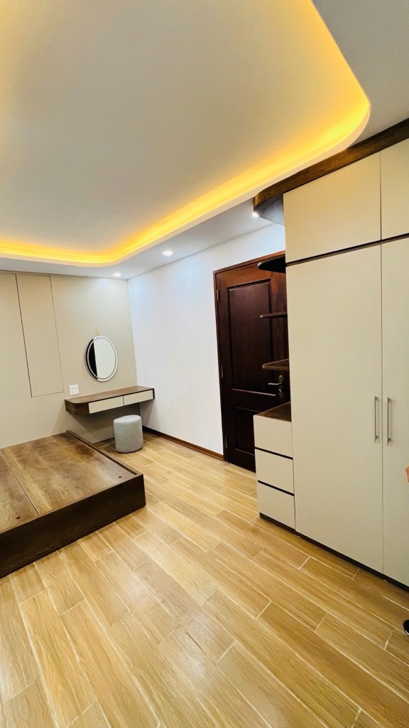 Bán nhà Ngã Tư Vạn Phúc - Đại Mỗ, nhà 5 tầng, 6 tỷ.