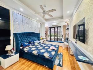 BÁN GẤP NHÀ LẠC LONG QUÂN- HÀNG HIẾM -NHÀ ĐẸP.