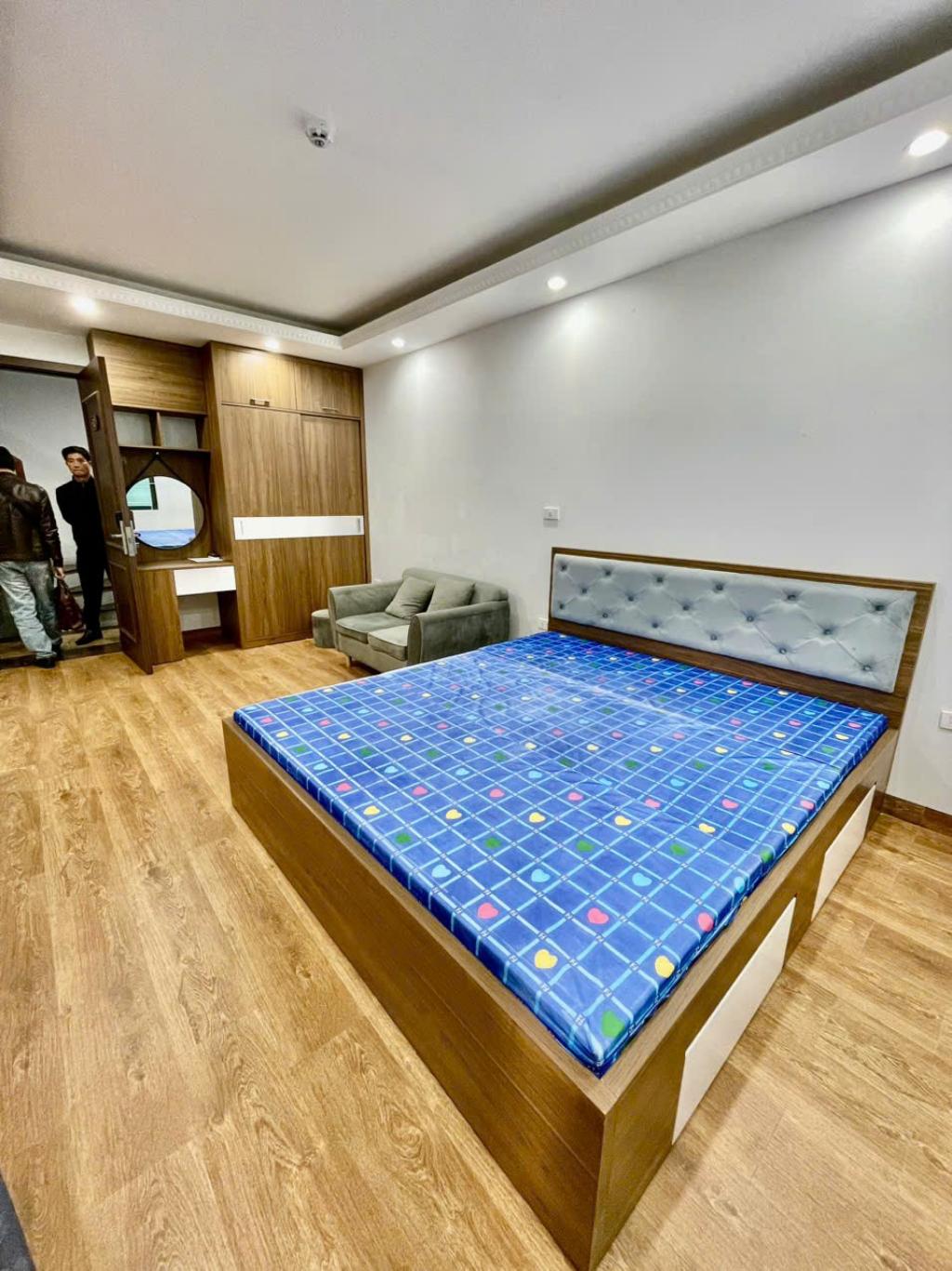 Tòa Căn Hộ DV Cầu Giấy – Lô Góc, TM110m² x 8T, MT 7,6m,  ô tô tránh, Kd, DT ổn định 37 tỷ.