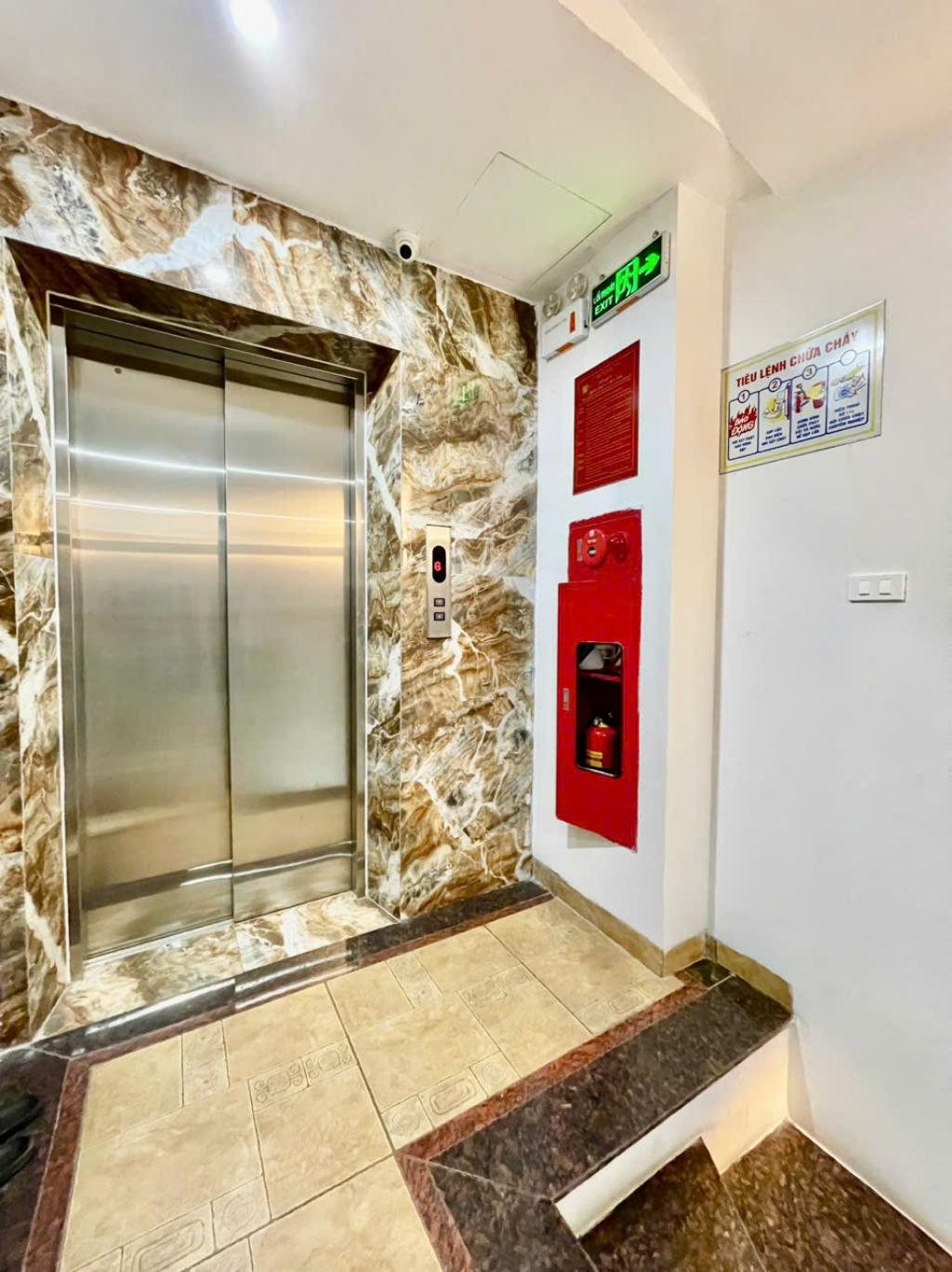 Tòa Căn Hộ DV Cầu Giấy – Lô Góc, TM110m² x 8T, MT 7,6m,  ô tô tránh, Kd, DT ổn định 37 tỷ.