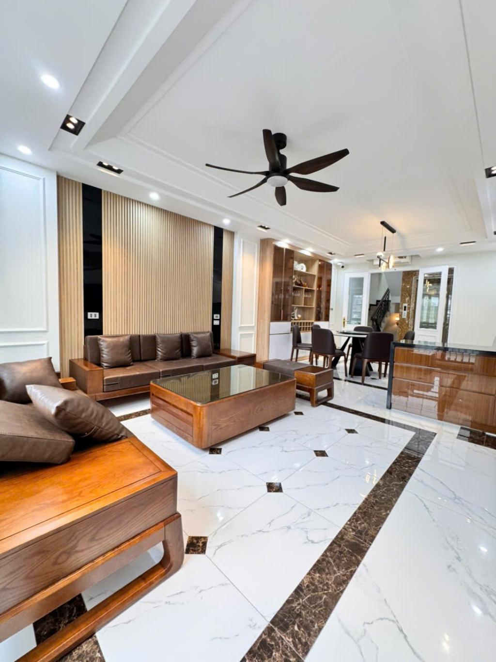 Phân Lô Hoàng Quốc Việt 55m x 6T, MT 4,5m, TM, ô tô tránh, KD đỉnh, Full NT 25,8 tỷ.