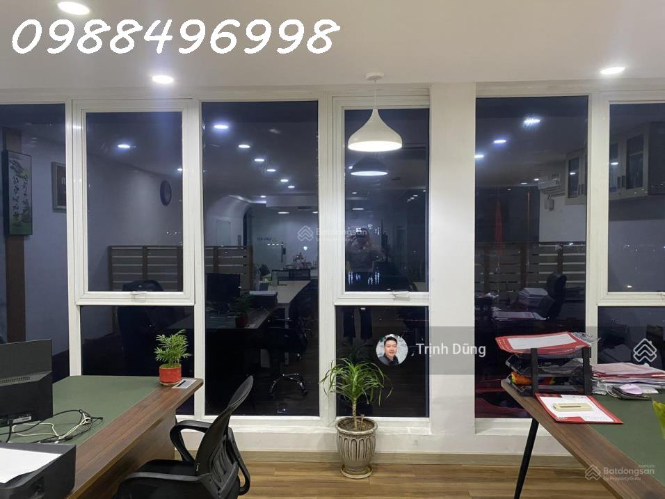 Cho thuê văn phòng 75m2 - 20tr đường Bến Vân Đồn view sông thoáng mát, làm việc ngay