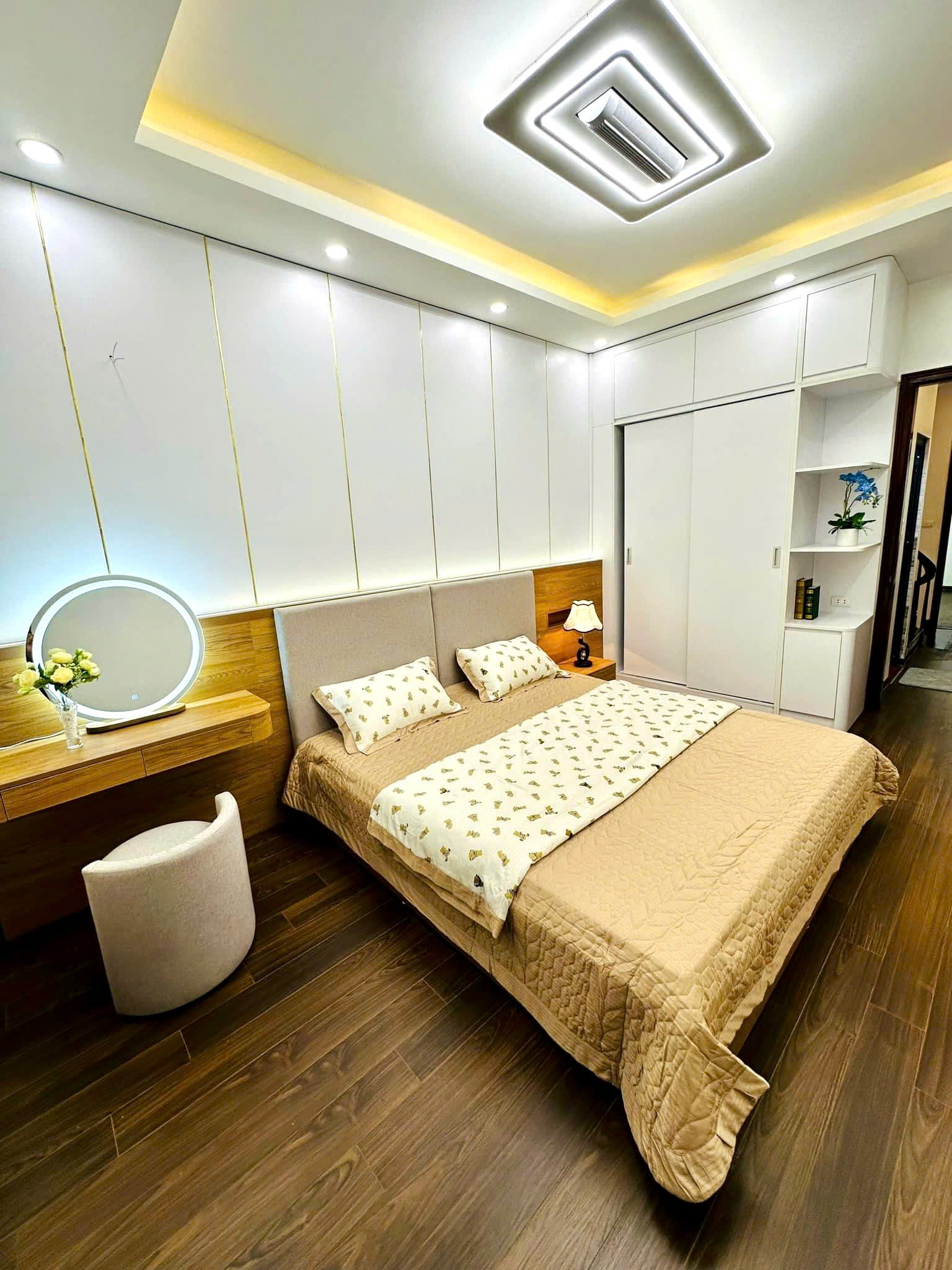 Nhà nhỏ xinh đẹp siêu hiếm Hào Nam, nội thất xịn xò, ngõ rộng thoáng, 6 tầng, giá 7 tỷ.