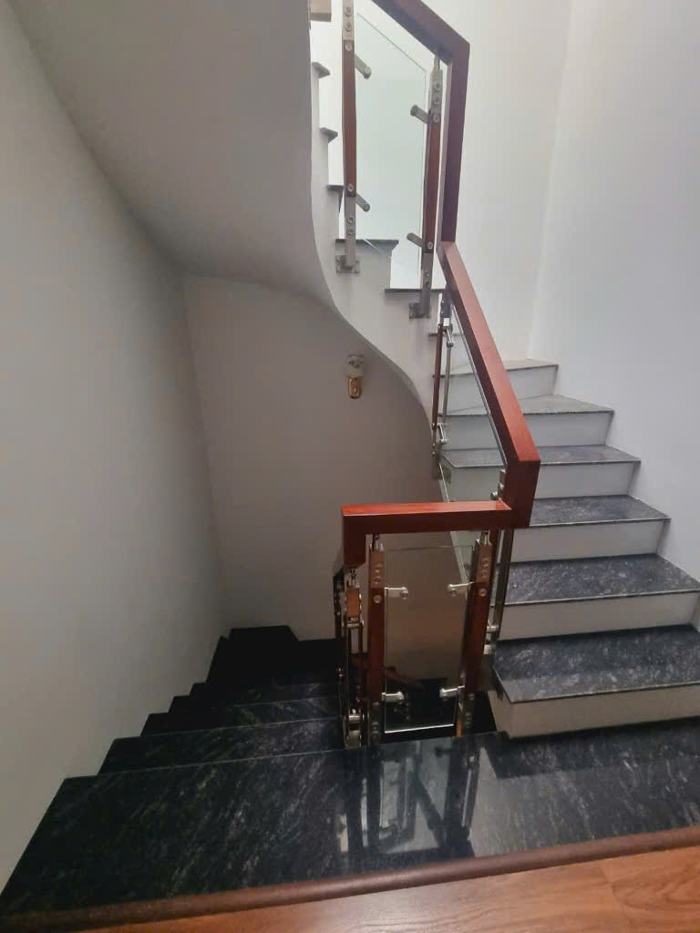 Bán nhà Phố Hoàng Cầu, Xây Hiện Đại, Gần Ô Tô Đỗ, 58mx5T, Giá: 10.9 Tỷ, Lh: 0396935190.