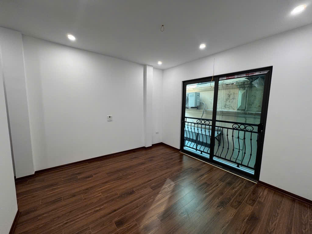 Bán nhà Phố Giảng Võ, Năm Tầng Thang Máy, Ba Gác Đỗ Cửa, 41mx5T, Giá: 10.1 Tỷ, Lh: 0396935190.