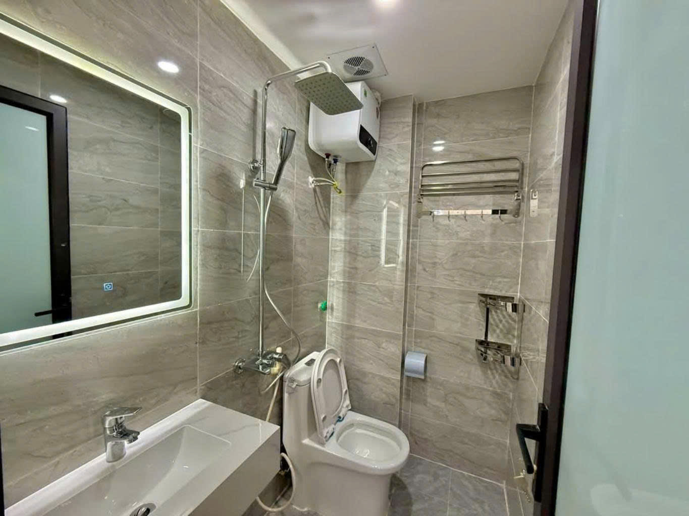 Bán nhà Phố Hoàng Cầu, Nhà Đẹp Thang Máy, Ngõ Thoáng Ba Gác, 43mx5T, Giá: 8.5 Tỷ, Lh: 0396935190.