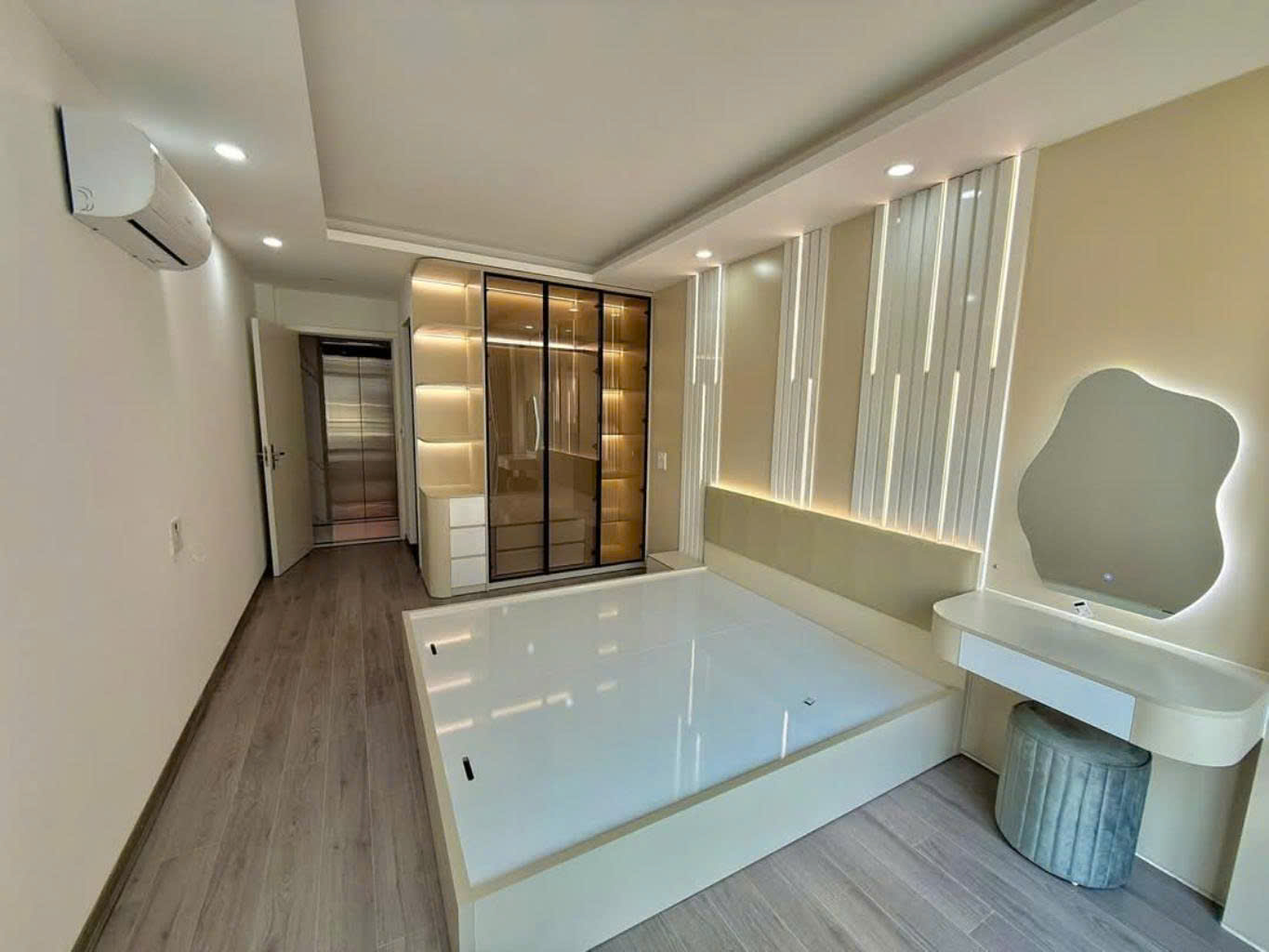 Bán nhà Phố Hoàng Cầu, Nhà Đẹp Thang Máy, Ngõ Thoáng Ba Gác, 43mx5T, Giá: 8.5 Tỷ, Lh: 0396935190.