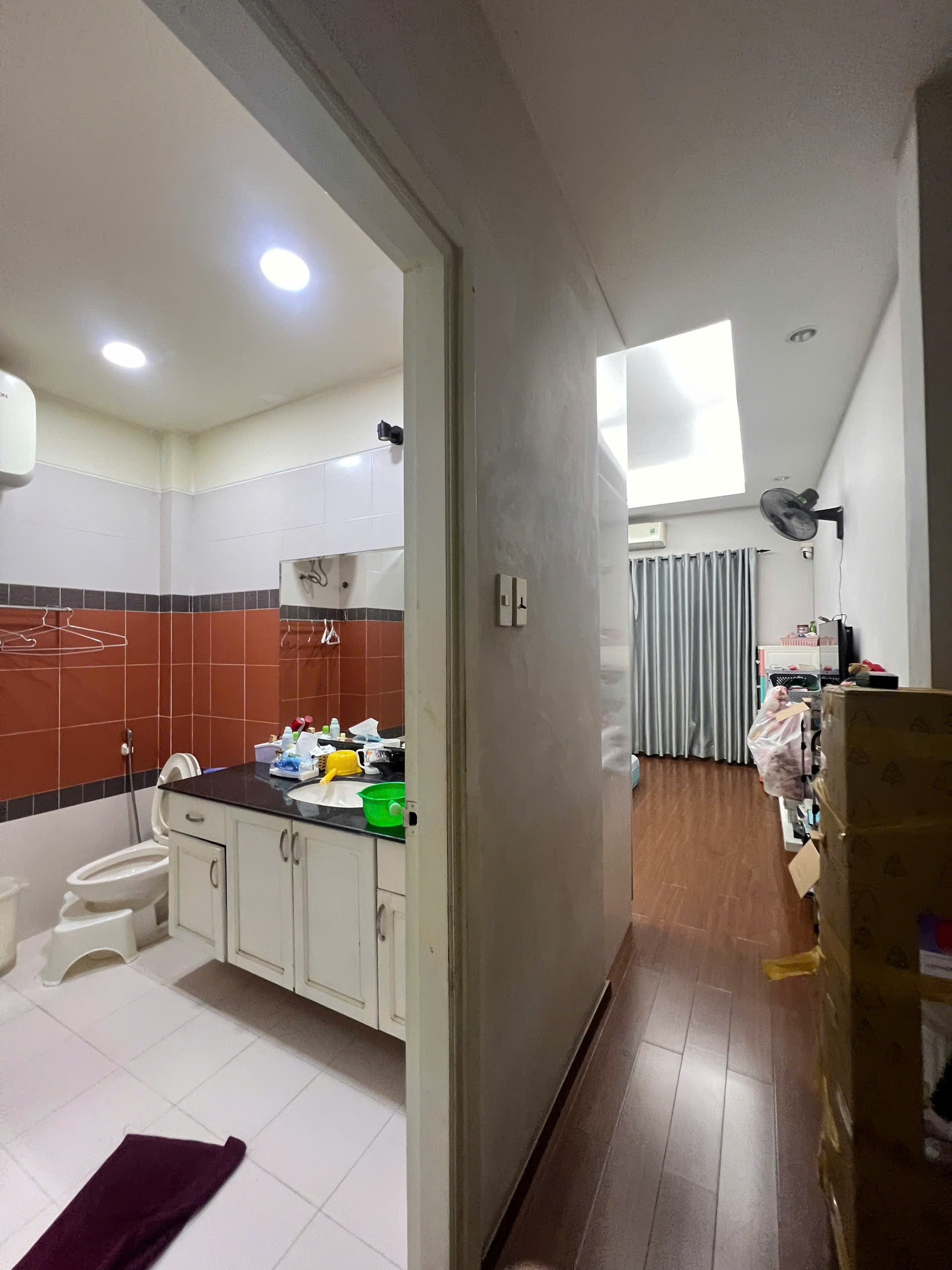 Cho thuê nhà Mặt tiền 378 Huỳnh Văn Bánh, P13, Phú Nhuận, 4 tầng, 5 PN giá 40tr/th