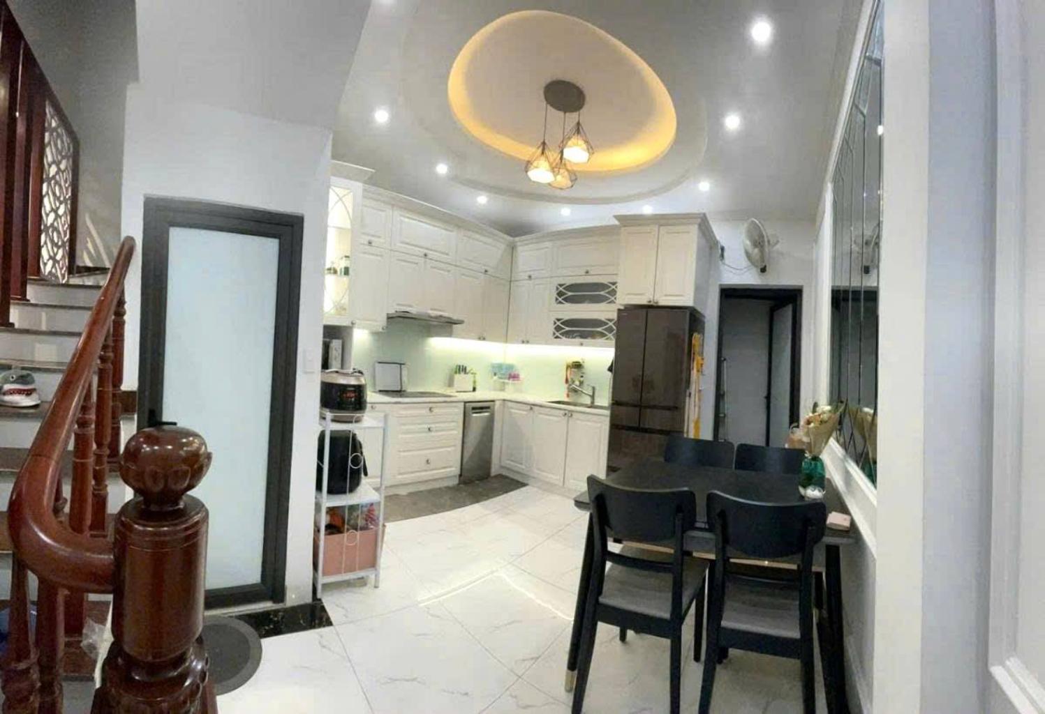 Bán gấp siêu phẩm Thái Hà, ô tô đỗ cửa, phân lô, vài bước ra phố, 2 thoáng