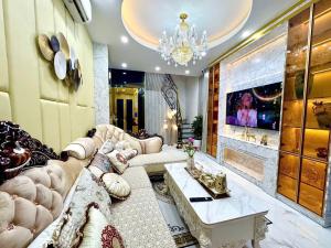 LƯƠNG ĐÌNH CỦA -SIÊU PHẨM ĐỐNG ĐA- NHÀ ĐẸP KHÔNG TỲ VẾT - 4 TẦNG THANG MÁY XỊN SÒ - CHỦ TẶNG FULL NỘI THẤT - NGÕ THÔNG - GẦN PHỐ GẦN Ô TÔ - TƯƠNG LAI RA PHỐ