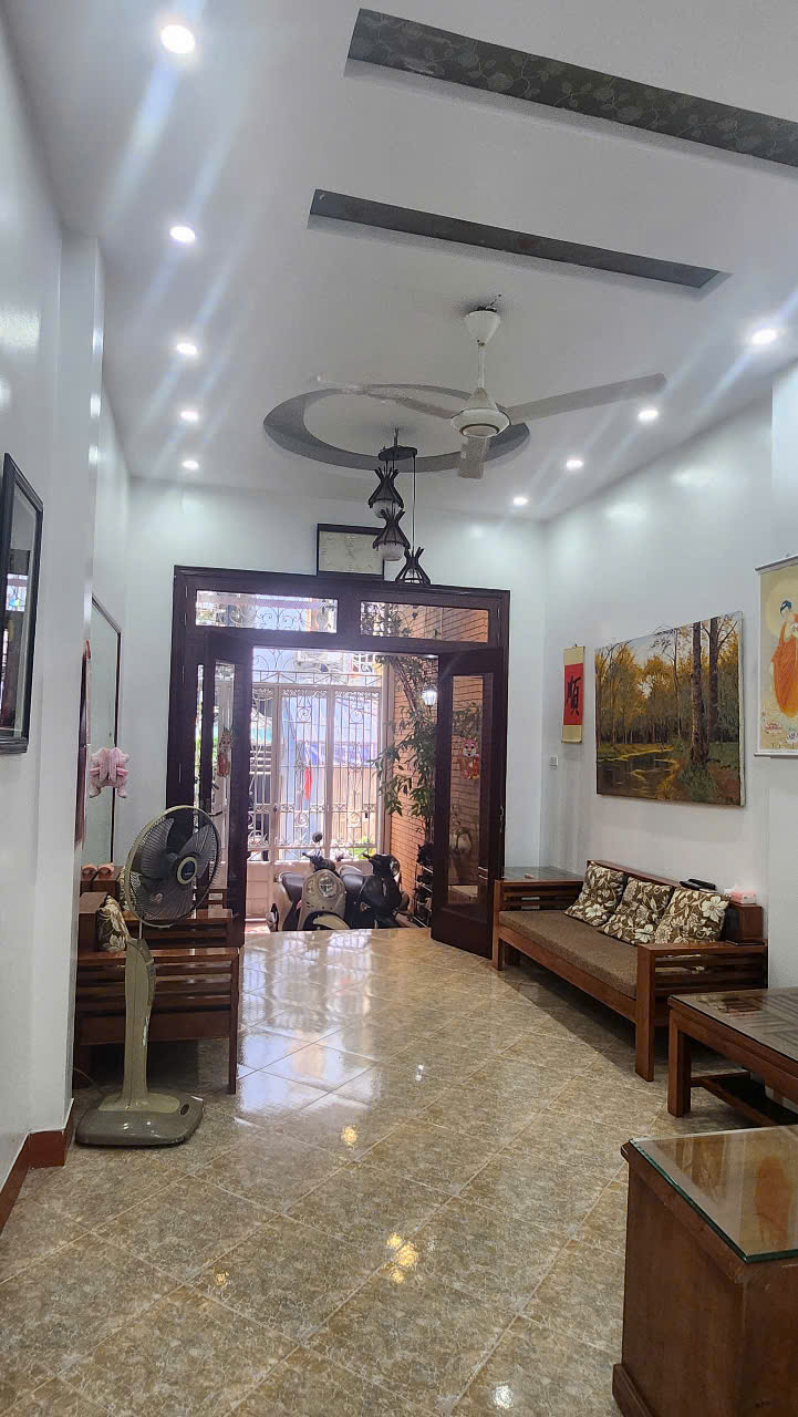 Cho thuê toà nhà MP Ngô Xuân Quảng, 100m2x6T, MT 8m, thang máy, tầng hầm, PCCC vị trí KD đắc địa