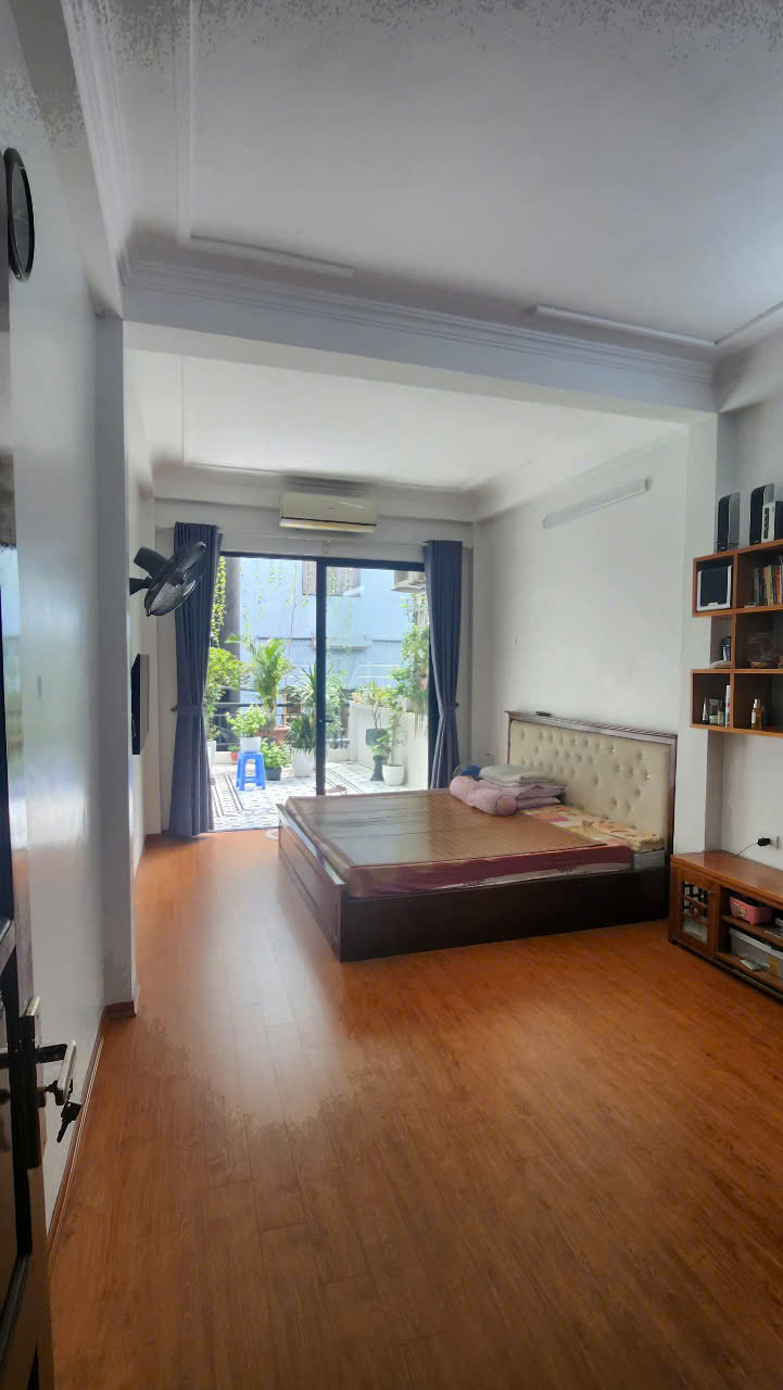 Cho thuê toà nhà MP Ngô Xuân Quảng, 100m2x6T, MT 8m, thang máy, tầng hầm, PCCC vị trí KD đắc địa