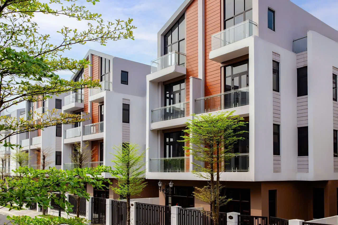 Cho thuê toà nhà MP Ngô Xuân Quảng, 100m2x6T, MT 8m, thang máy, tầng hầm, PCCC vị trí KD đắc địa