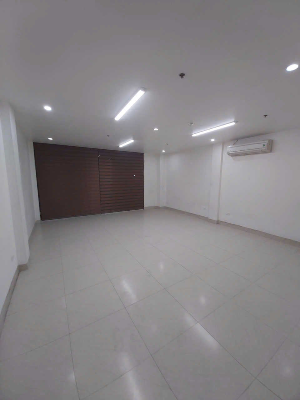 Cho thuê toà nhà MP Ngô Xuân Quảng, 100m2x6T, MT 8m, thang máy, tầng hầm, PCCC vị trí KD đắc địa