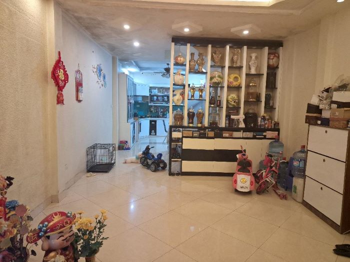 BÁN NHÀ NGUYỄN CHÍ THANH, GẦN PHỐ, 5 TẦNG Ô TÔ ĐỖ CỬA, NHỈNH 1x TỶ
