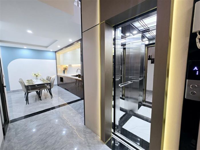 BÁN NHÀ PHỐ HOÀNG VĂN THÁI, Ô TÔ VÀO NHÀ, SÁT PHỐ, MẶT TIỀN RỘNG, KINH DOANH