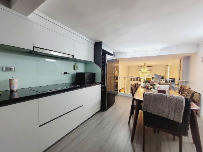 NHÀ ĐẸP PHỐ THÁI HÀ 5 TẦNG, Ô TÔ 7 CHỖ ĐỖ CỬA, NGÕ NÔNG THÔNG RỘNG, NỘI THẤT XỊN XÒ. GẦN 40M2