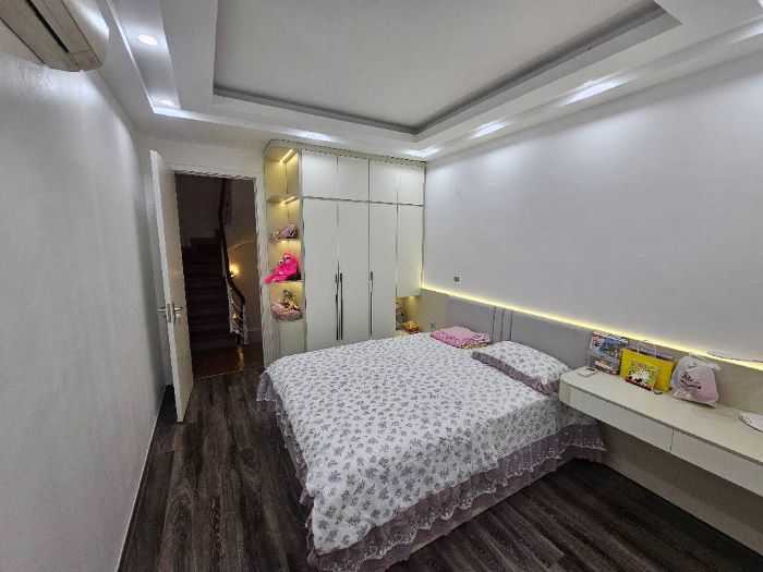 NHÀ ĐẸP PHỐ THÁI HÀ 5 TẦNG, Ô TÔ 7 CHỖ ĐỖ CỬA, NGÕ NÔNG THÔNG RỘNG, NỘI THẤT XỊN XÒ. GẦN 40M2