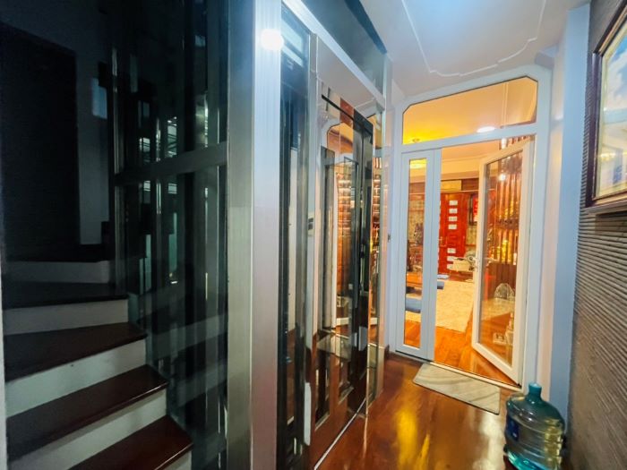 NHÀ NGUYỄN CHÍ THANH 50M2 6 TẦNG GARA THANG MÁY, MẶT TIỀN RỘNG, NỘI THẤT ĐẸP