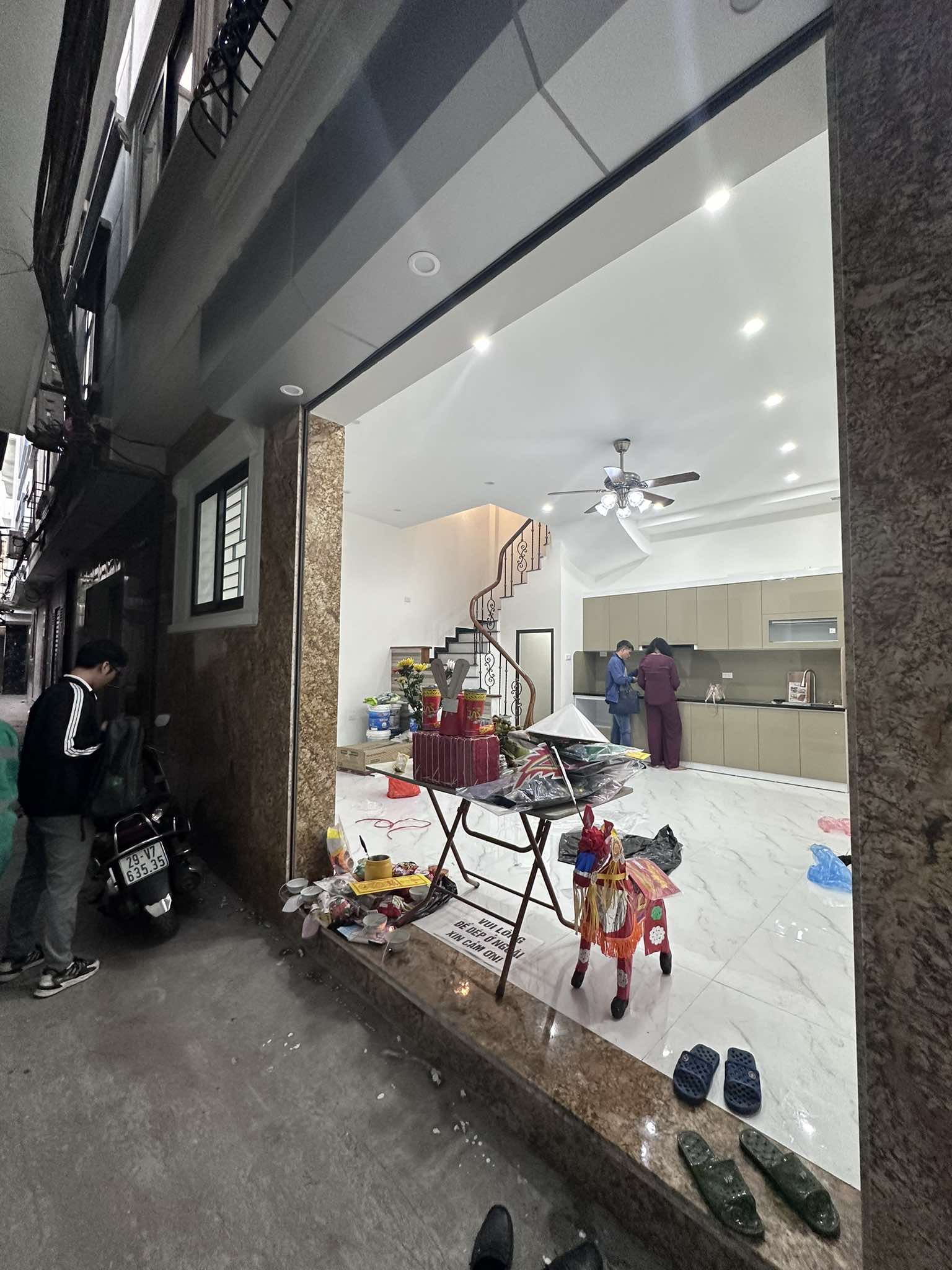 Quan Nhân nhà mới hoàn thiện xong 35m25 tầng,mặt tiền 5.8m,giá 6.95 tỷ