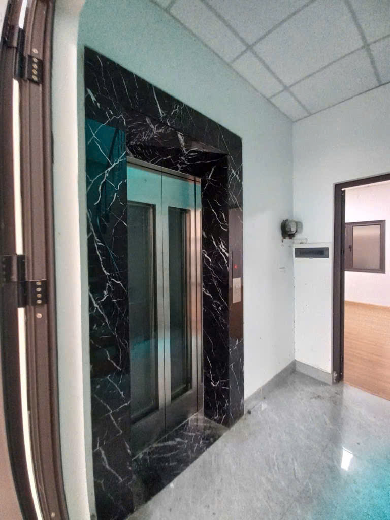 Bán nhà phố Hoàng Sâm, DT 82m2, 6T thang máy, ngõ oto 21 tỷ