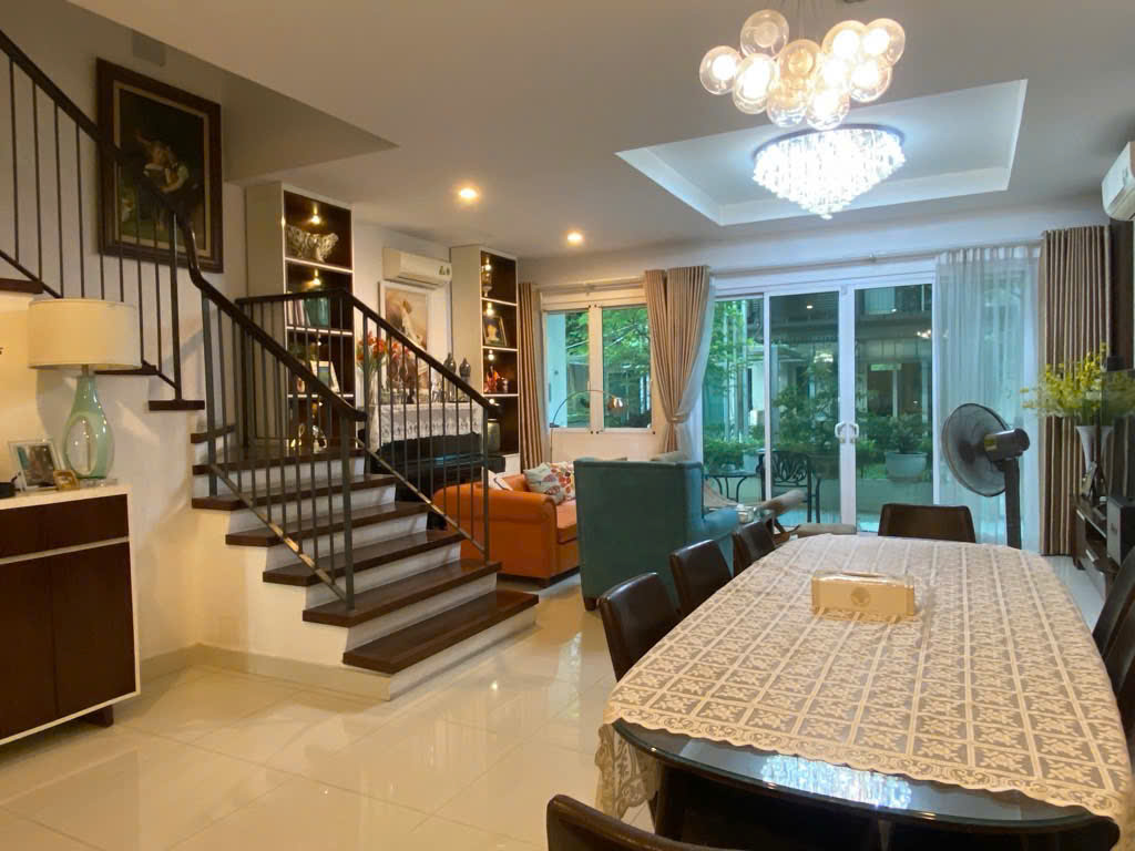 Bán nhà phân lô Trần Quốc Hoàn, oto, vỉa hè, DT 61m2, giá 19,2 tỷ