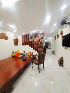 Bán nhà Dương Quảng Hàm, ngõ oto, lô góc, 2 thoáng 68m2 giá 19,5 tỷ