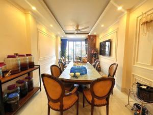 Bán nhà Phùng Chí Kiên, 90m2 x mặt tiền 6,2m, 5 tầng oto 20,5 tỷ