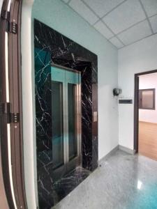 Bán nhà phố Hoàng Sâm, DT 82m2, 6T thang máy, ngõ oto 21 tỷ