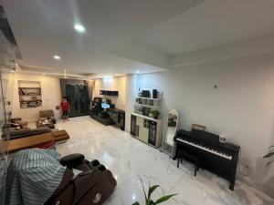 Nhà đẹp Đường Láng 61m², 5T, ôtô tránh, vỉa hè, kinh doanh tốt