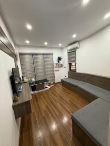 Bán nhà Chùa Láng 52m², 5T, MT 4.3m, lô góc, ôtô, gần hồ – 18.4 tỷ