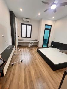 Bán gấp nhà phố Dịch Vọng, 63m², 5 tầng, ô tô đỗ cửa, giá 17.8 tỷ